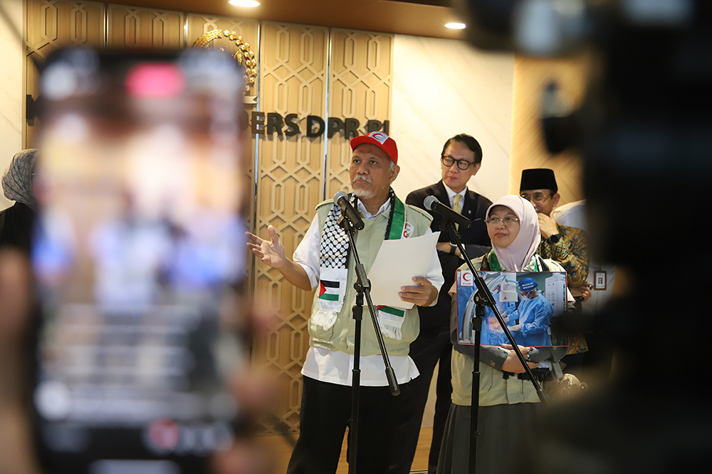 BSMI Serukan Kemanusian untuk Gaza Badan Kerja Sama Antar Parlemen (BKSAP) DPR RI Tim Emergency Medical Team (EMT) ke-2 Bulan Sabit Merah Indonesia (BSMI) memberikan keterangan kepada wartawan terkait bantuan kemanusiaan di Gaza. (BeritaNasional/Elvis Sendouw)