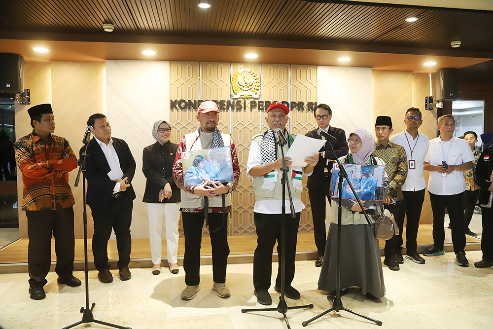 BSMI Serukan Kemanusian untuk Gaza Badan Kerja Sama Antar Parlemen (BKSAP) DPR RI Tim Emergency Medical Team (EMT) ke-2 Bulan Sabit Merah Indonesia (BSMI) memberikan keterangan kepada wartawan terkait bantuan kemanusiaan di Gaza. (BeritaNasional/Elvis Sendouw)