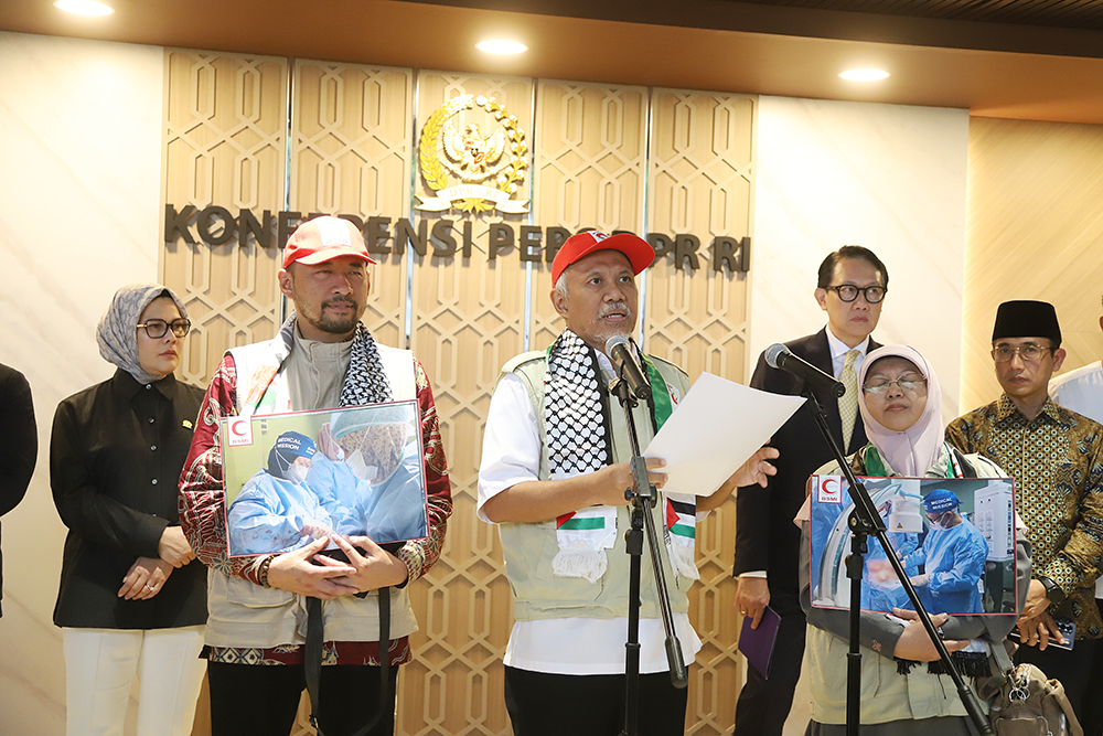 BSMI Serukan Kemanusian untuk Gaza Badan Kerja Sama Antar Parlemen (BKSAP) DPR RI Tim Emergency Medical Team (EMT) ke-2 Bulan Sabit Merah Indonesia (BSMI) memberikan keterangan kepada wartawan terkait bantuan kemanusiaan di Gaza. (BeritaNasional/Elvis Sendouw)