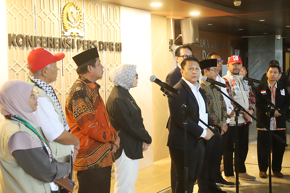 BSMI Serukan Kemanusian untuk Gaza Badan Kerja Sama Antar Parlemen (BKSAP) DPR RI Tim Emergency Medical Team (EMT) ke-2 Bulan Sabit Merah Indonesia (BSMI) memberikan keterangan kepada wartawan terkait bantuan kemanusiaan di Gaza. (BeritaNasional/Elvis Sendouw)