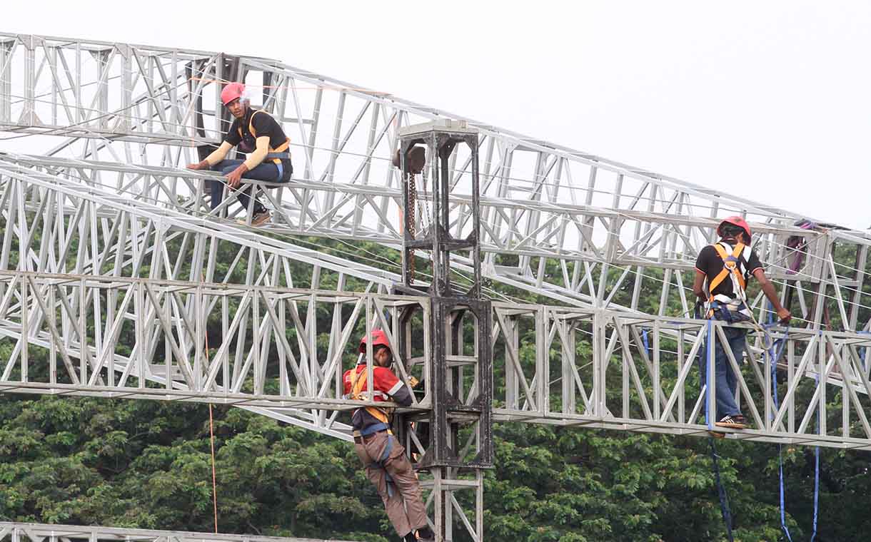 Pekerja memasang tenda di Kawasan Monumen Nasional, Jakarta, Jumat (27/6/2025).  (Beritanasional.com/Oke Atmaja)