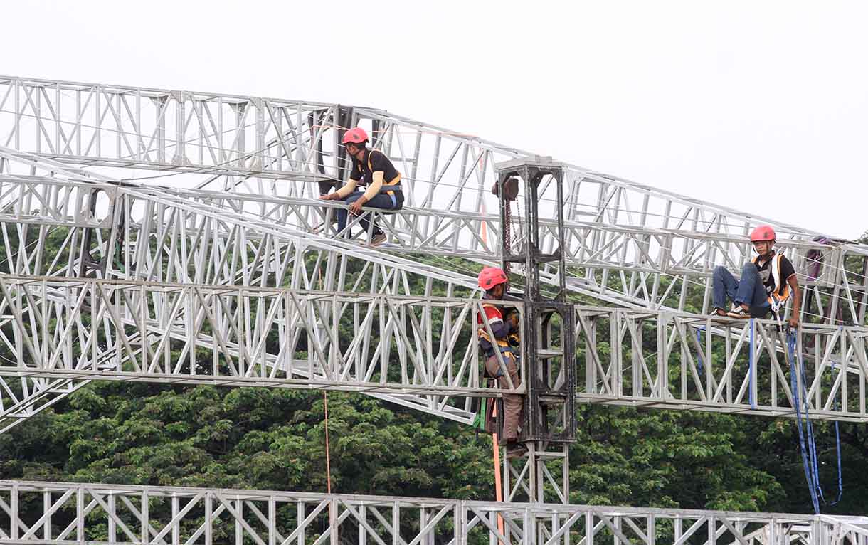 Pekerja memasang tenda di Kawasan Monumen Nasional, Jakarta, Jumat (27/6/2025).  (Beritanasional.com/Oke Atmaja)
