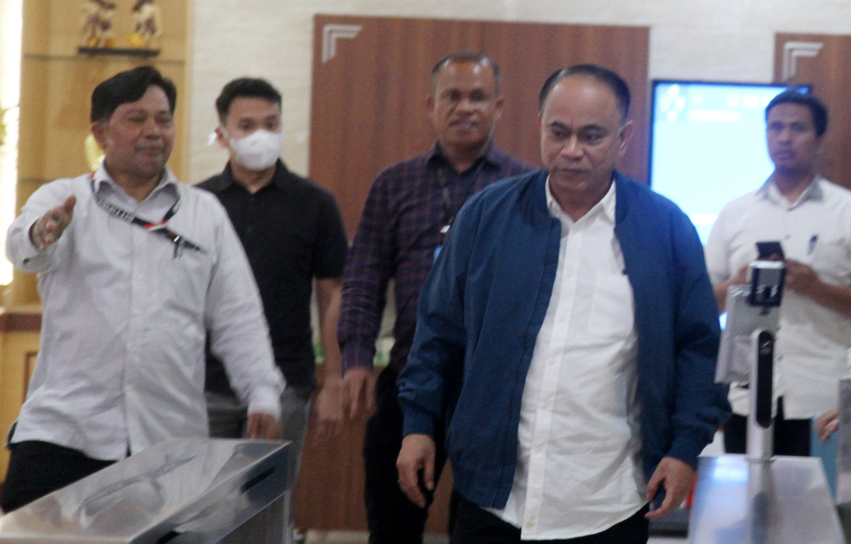 Mantan Menteri Komunikasi dan Informasi (Menkominfo) yang kini merupakan Menteri Koperasi Budi Arie Setiadi berjalan keluar dari Gedung Awaloedin Djamin usai menjalani pemeriksaan di Bareskrim Polri, Jakarta, Kamis (19/12/2024).(BeritaNasional.com/Oke Atmaja)