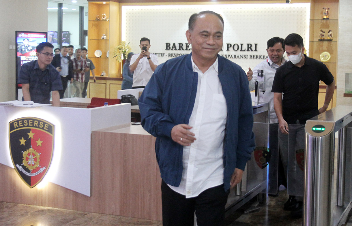 Mantan Menteri Komunikasi dan Informasi (Menkominfo) yang kini merupakan Menteri Koperasi Budi Arie Setiadi berjalan keluar dari Gedung Awaloedin Djamin usai menjalani pemeriksaan di Bareskrim Polri, Jakarta, Kamis (19/12/2024).(BeritaNasional.com/Oke Atmaja)