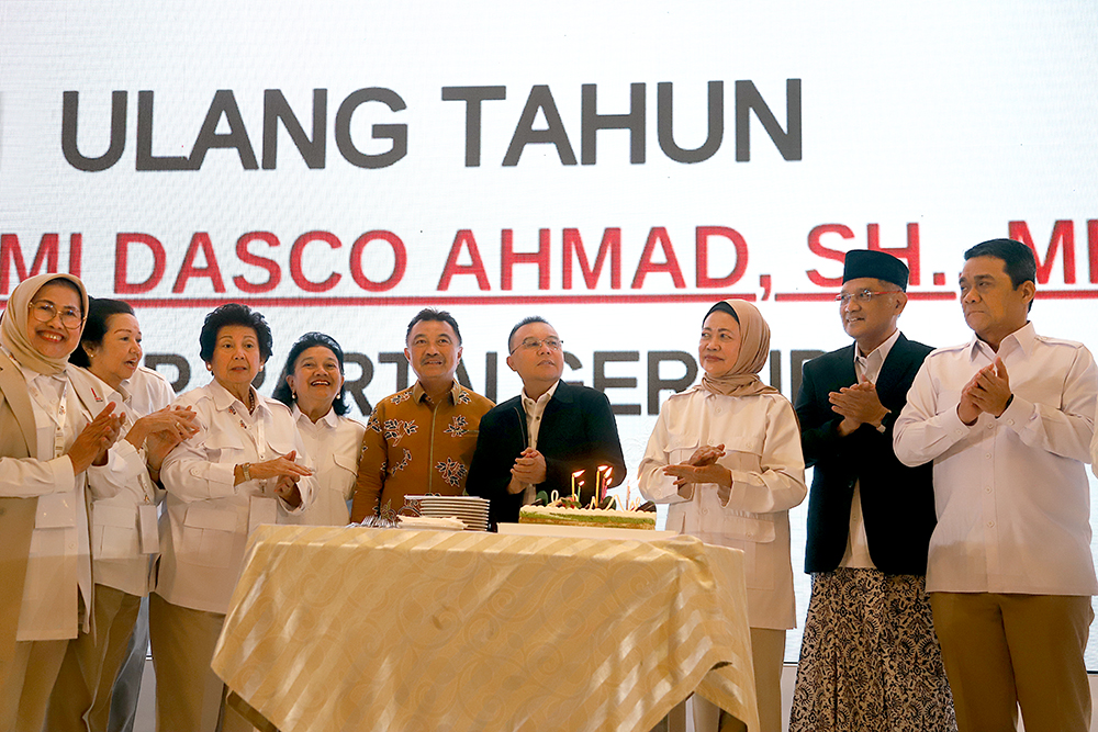 Buka Munas PIRA, Dasco Terima Kejutan Selamat Ulang Tahun Ketua Harian Partai Gerindra menerima kejutan hari ulang tahunnya. (BeritaNasional/Elvis Sendouw)