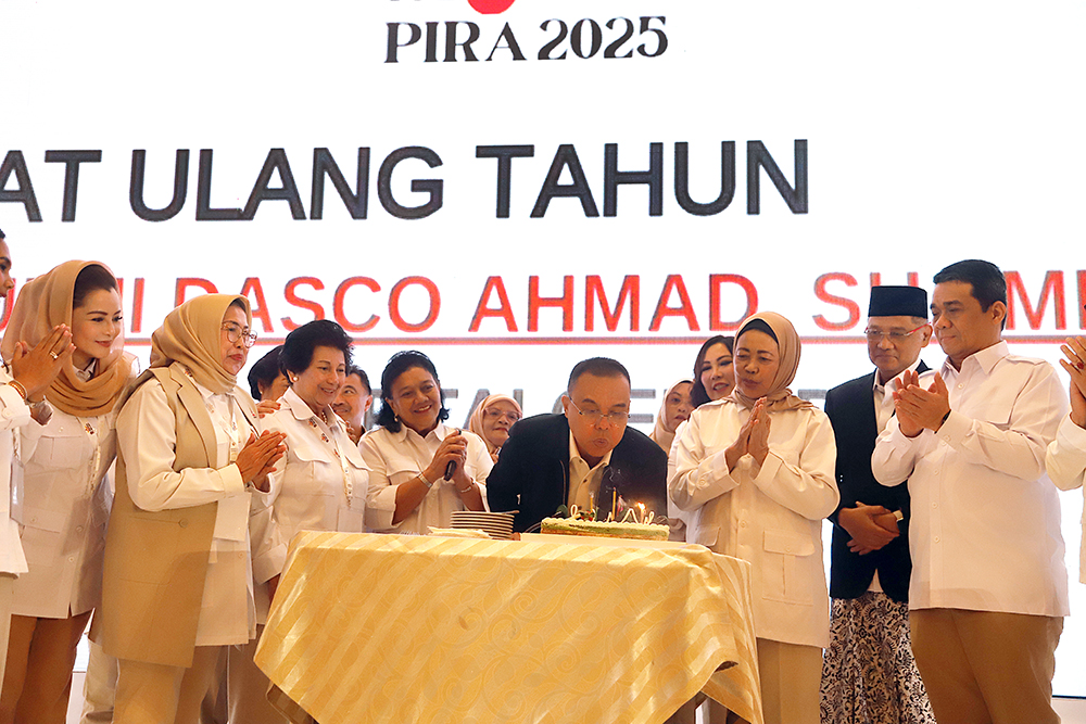 Buka Munas PIRA, Dasco Terima Kejutan Selamat Ulang Tahun Ketua Harian Partai Gerindra menerima kejutan hari ulang tahunnya. (BeritaNasional/Elvis Sendouw)