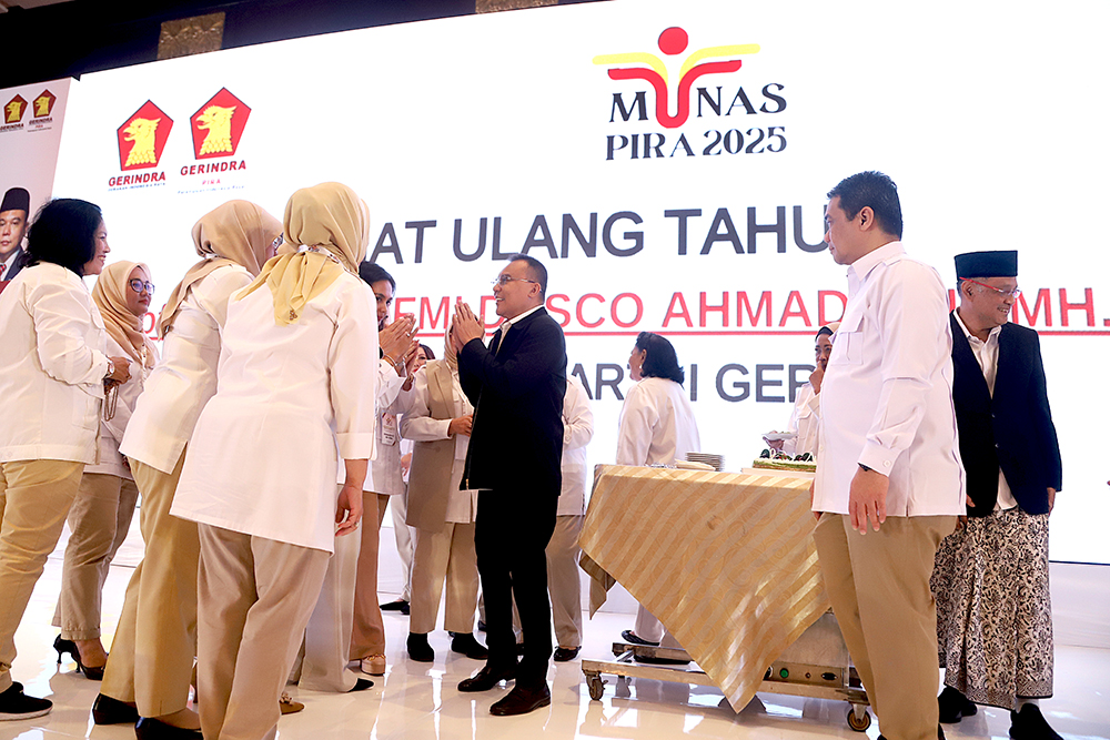 Buka Munas PIRA, Dasco Terima Kejutan Selamat Ulang Tahun Ketua Harian Partai Gerindra menerima kejutan hari ulang tahunnya. (BeritaNasional/Elvis Sendouw)