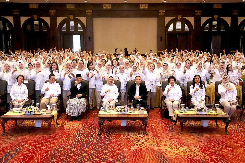 Buka Munas PIRA, Dasco Terima Kejutan Selamat Ulang Tahun Ketua Harian Partai Gerindra menerima kejutan hari ulang tahunnya. (BeritaNasional/Elvis Sendouw)