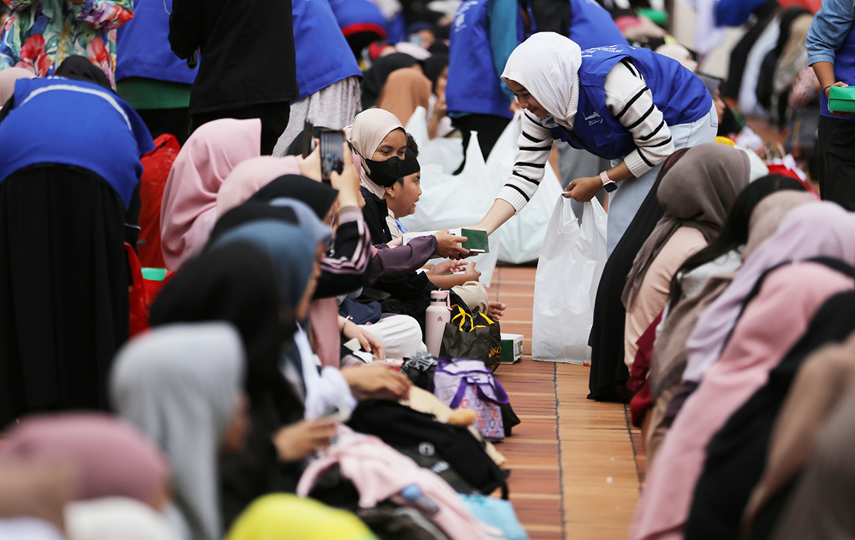 Umat muslim mengikuti buka puasa bersama perdana yang disediakan Masjid Istiqlal di Jakarta, Minggu (22/2/2026).  (Beritanasional.com/Oke Atmaja)