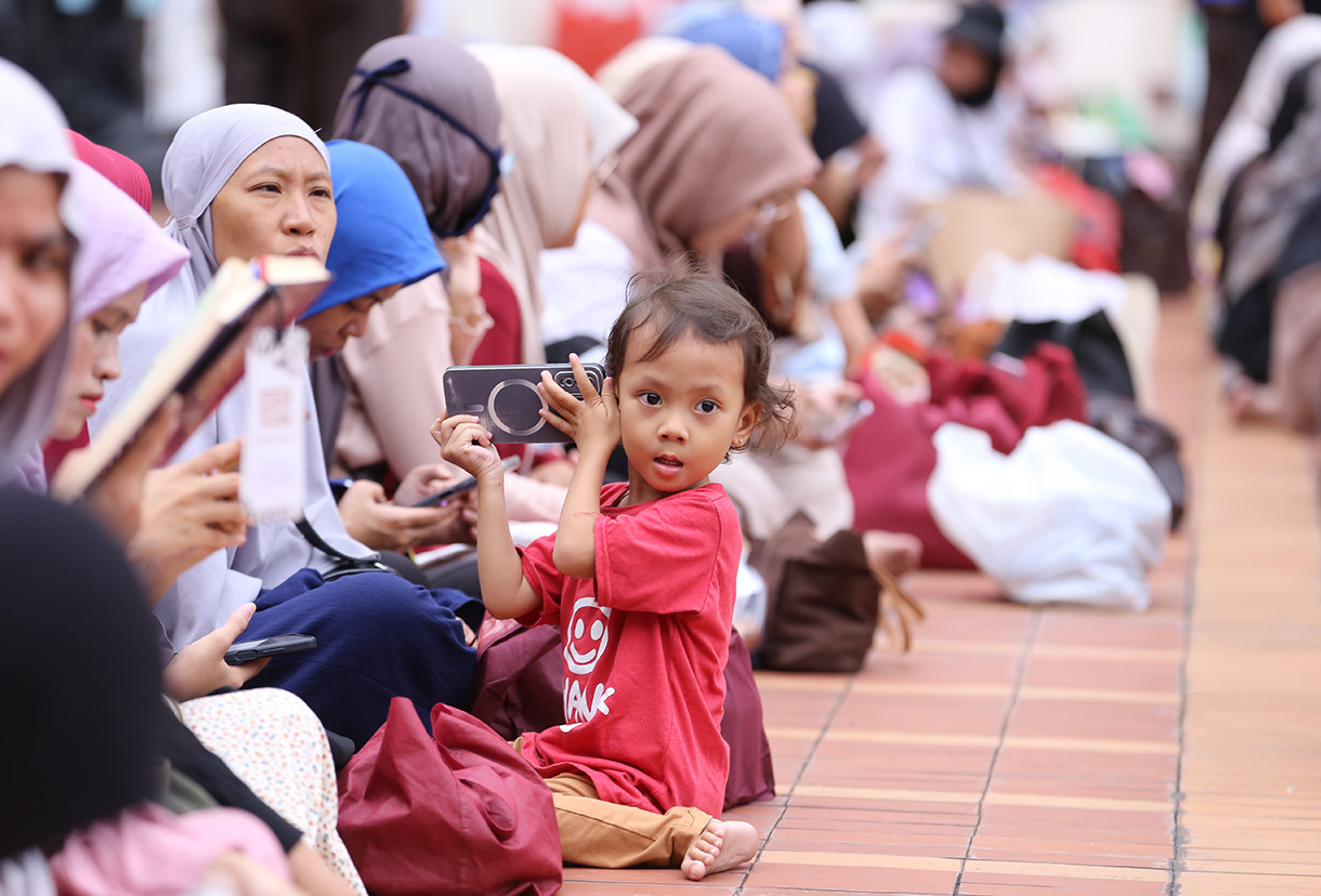 Umat muslim mengikuti buka puasa bersama perdana yang disediakan Masjid Istiqlal di Jakarta, Minggu (22/2/2026).  (Beritanasional.com/Oke Atmaja)