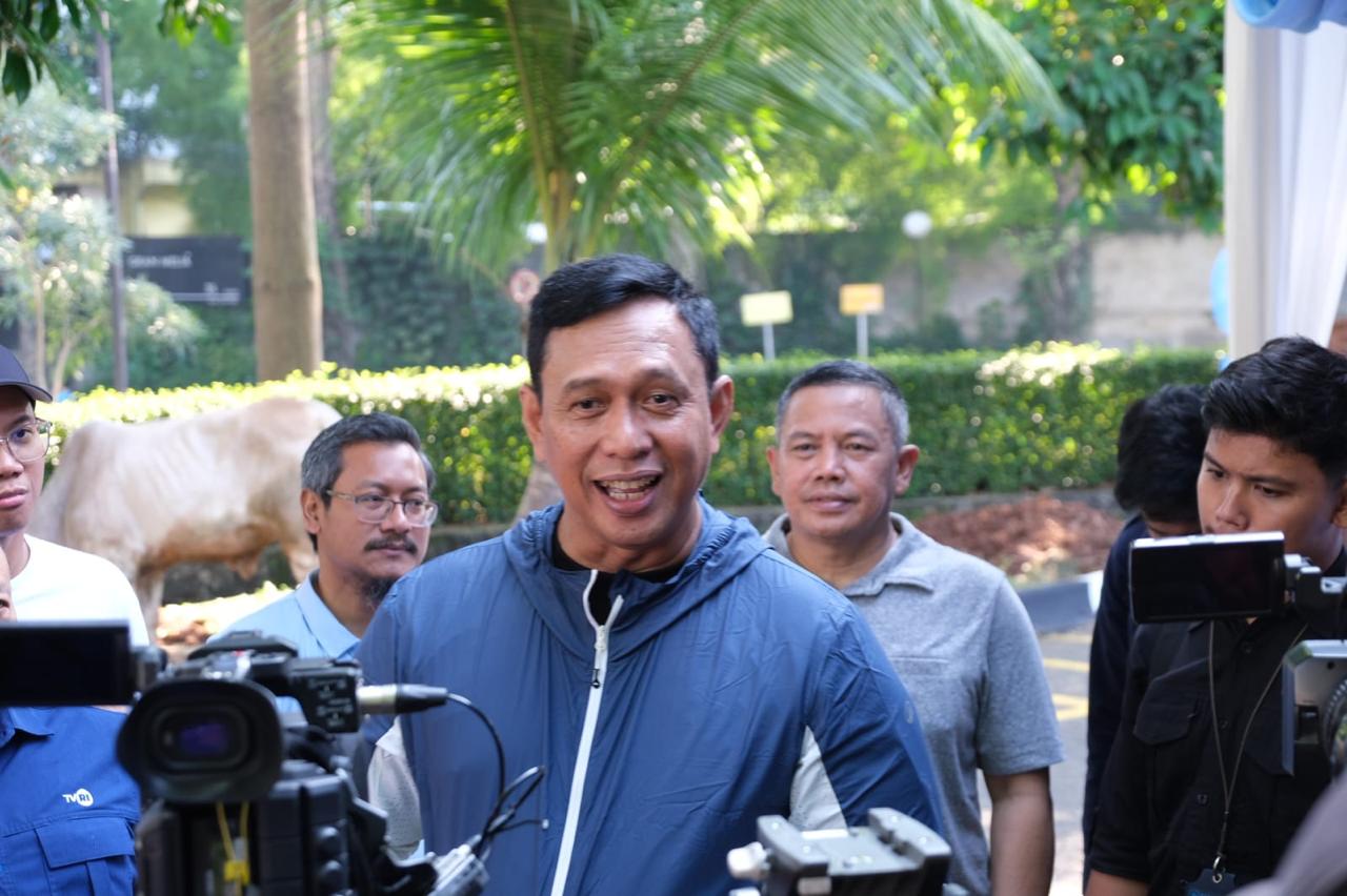 Direktur Utama Perum Bulog Ahmad Rizal Ramdhani bertindak langsung menjadi penyembelih hewan kurban. (BeritaNasional/Elvis Sendouw/HO Bulog)