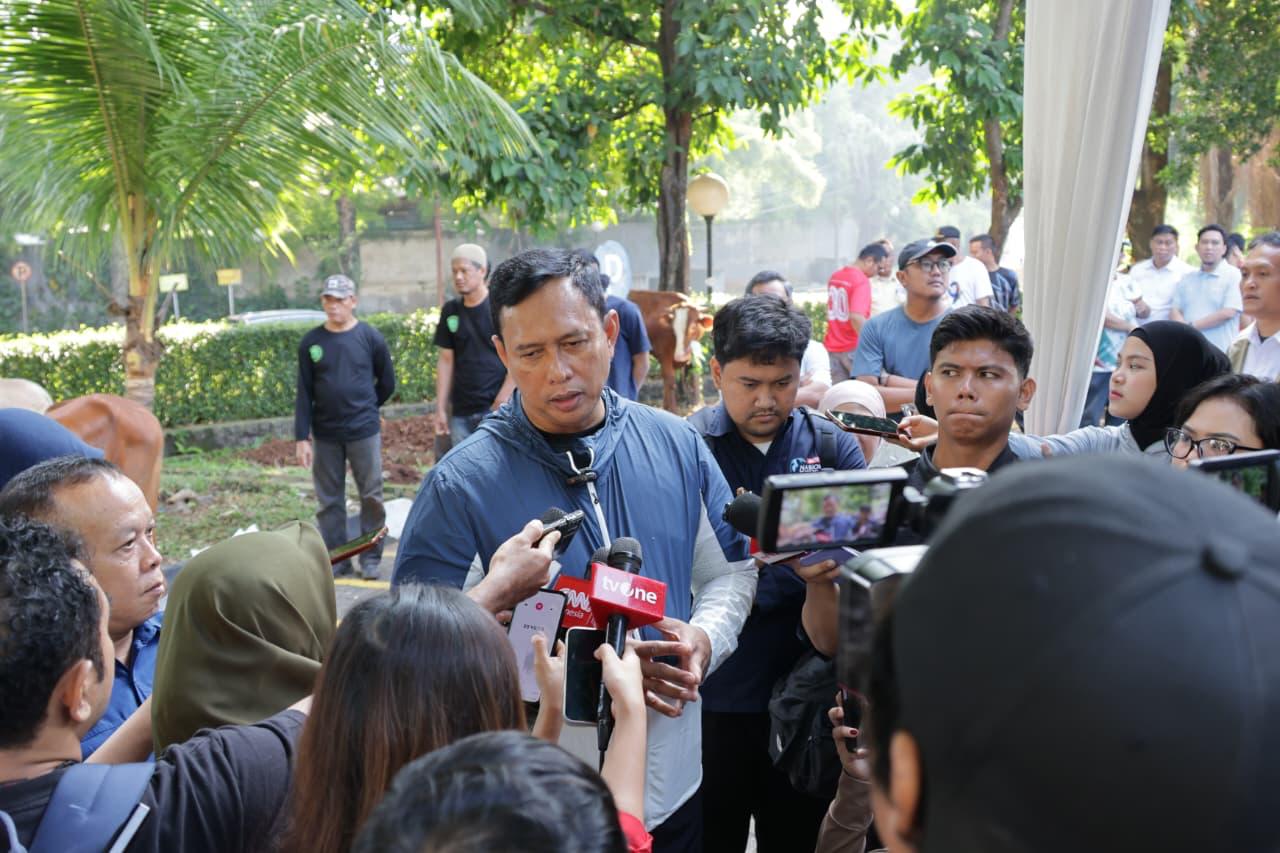 Direktur Utama Perum Bulog Ahmad Rizal Ramdhani bertindak langsung menjadi penyembelih hewan kurban. (BeritaNasional/Elvis Sendouw/HO Bulog)