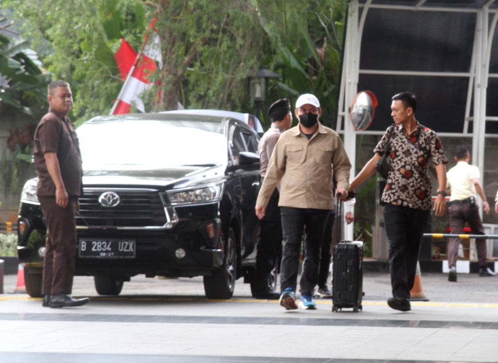 Bupati Kolaka Timur Sulawesi Tenggara, Abdul Azis tiba untuk menjalani pemeriksaan di Gedung Merah Putih KPK, Jakarta, Jumat (8/8/2025).  (Beritanasional.com/Oke Atmaja)