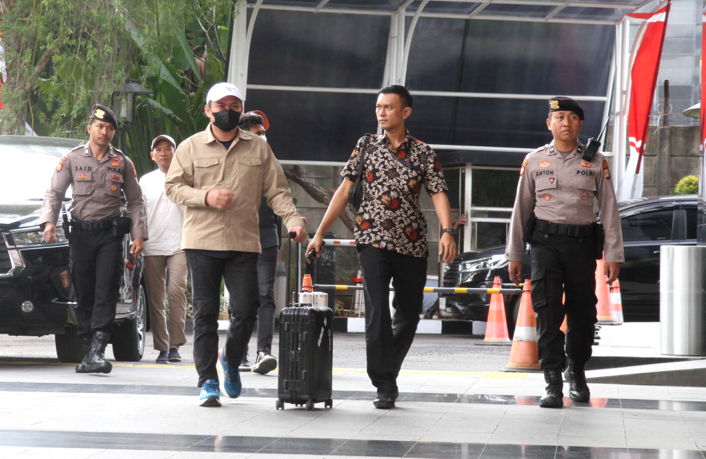 Bupati Kolaka Timur Sulawesi Tenggara, Abdul Azis tiba untuk menjalani pemeriksaan di Gedung Merah Putih KPK, Jakarta, Jumat (8/8/2025).  (Beritanasional.com/Oke Atmaja)