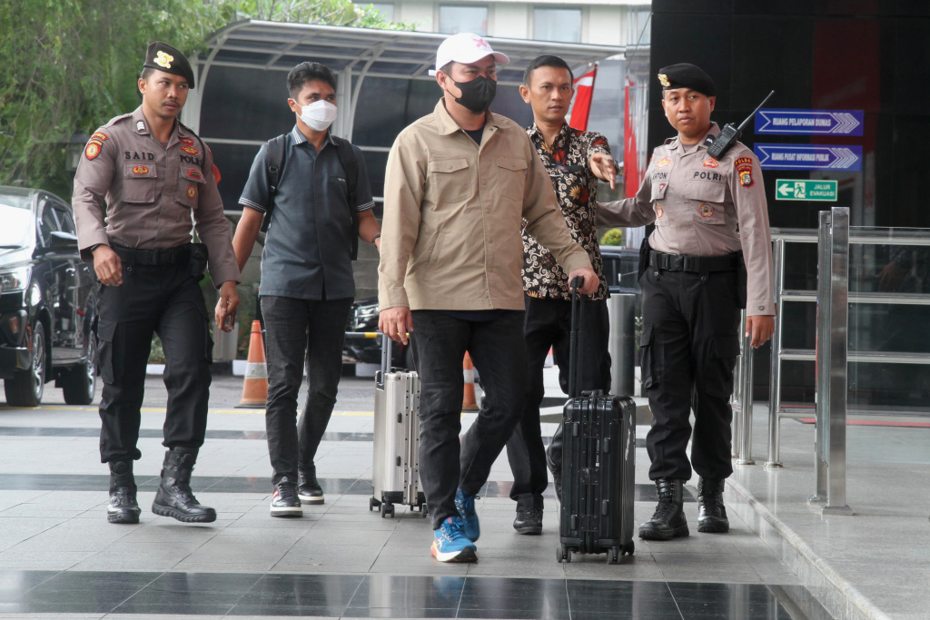 Bupati Kolaka Timur Sulawesi Tenggara, Abdul Azis tiba untuk menjalani pemeriksaan di Gedung Merah Putih KPK, Jakarta, Jumat (8/8/2025).  (Beritanasional.com/Oke Atmaja)