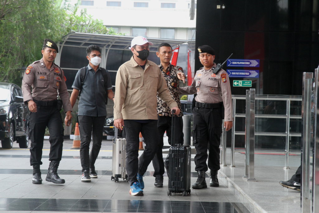 Bupati Kolaka Timur Sulawesi Tenggara, Abdul Azis tiba untuk menjalani pemeriksaan di Gedung Merah Putih KPK, Jakarta, Jumat (8/8/2025).  (Beritanasional.com/Oke Atmaja)