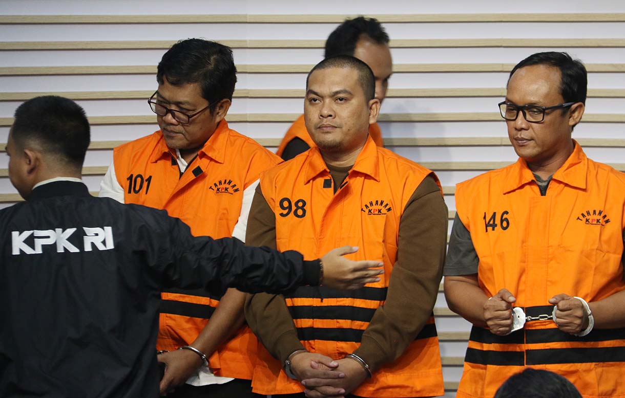 Tersangka kasus dugaan suap dan gratifikasi Bupati Lampung Tengah. (Beritanasional.com/Oke Atmaja)