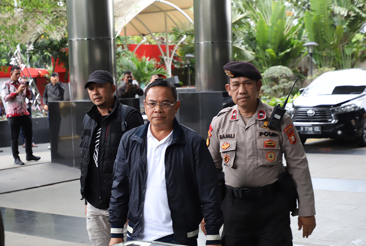 Bupati Pati Sudewo (tengah) dikawal petugas setibanya di Gedung Merah Putih KPK, Jakarta, Selasa (20/1/2026). (Beritanasional.com/Oke Atmaja)