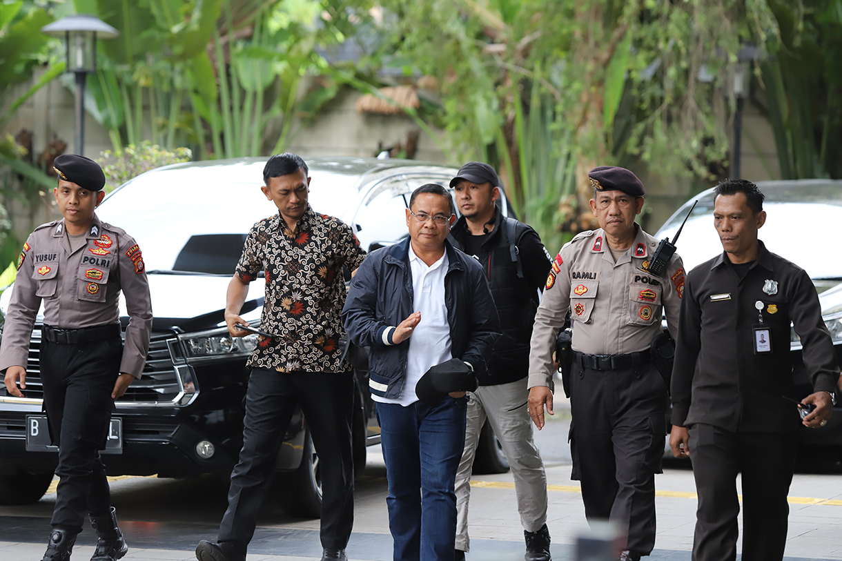 Bupati Pati Sudewo (tengah) dikawal petugas setibanya di Gedung Merah Putih KPK, Jakarta, Selasa (20/1/2026). (Beritanasional.com/Oke Atmaja)