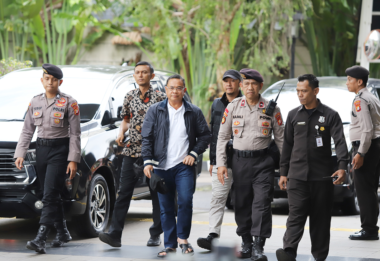 Bupati Pati Sudewo (tengah) dikawal petugas setibanya di Gedung Merah Putih KPK, Jakarta, Selasa (20/1/2026). (Beritanasional.com/Oke Atmaja)