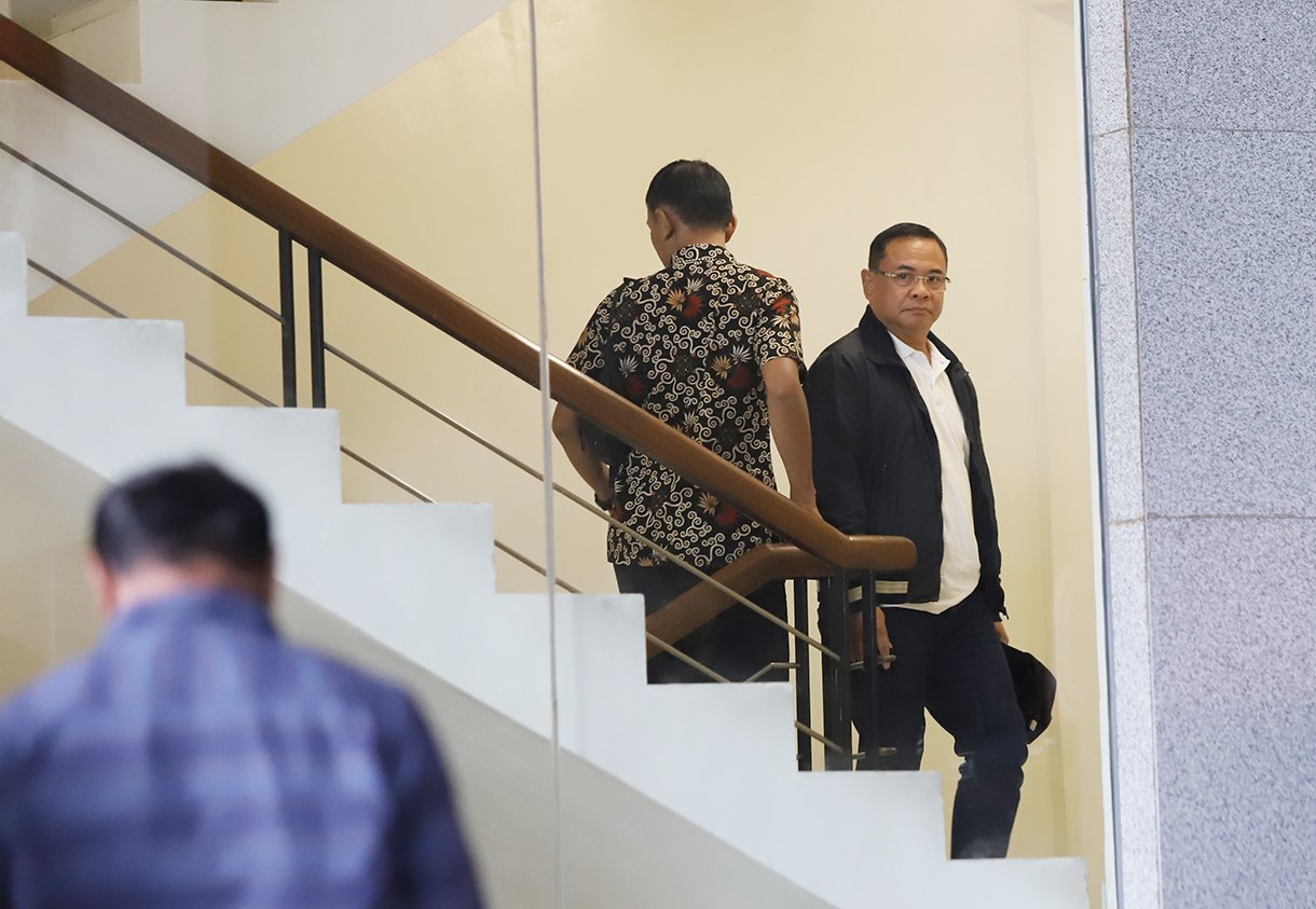 Bupati Pati Sudewo (tengah) dikawal petugas setibanya di Gedung Merah Putih KPK, Jakarta, Selasa (20/1/2026). (Beritanasional.com/Oke Atmaja)