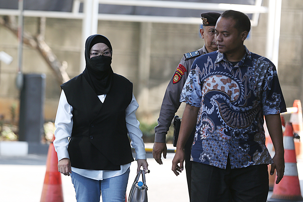 Bupati Sukoharjo Etik Suryani (kiri) tiba di gedung KPK usai terjaring operasi tangkap tangan (OTT). (BeritaNasional/Elvis Sendouw)