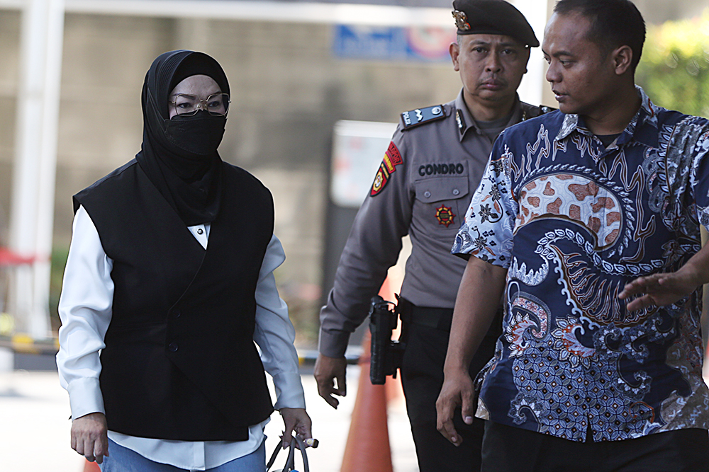 Bupati Sukoharjo Etik Suryani (kiri) tiba di gedung KPK usai terjaring operasi tangkap tangan (OTT). (BeritaNasional/Elvis Sendouw)