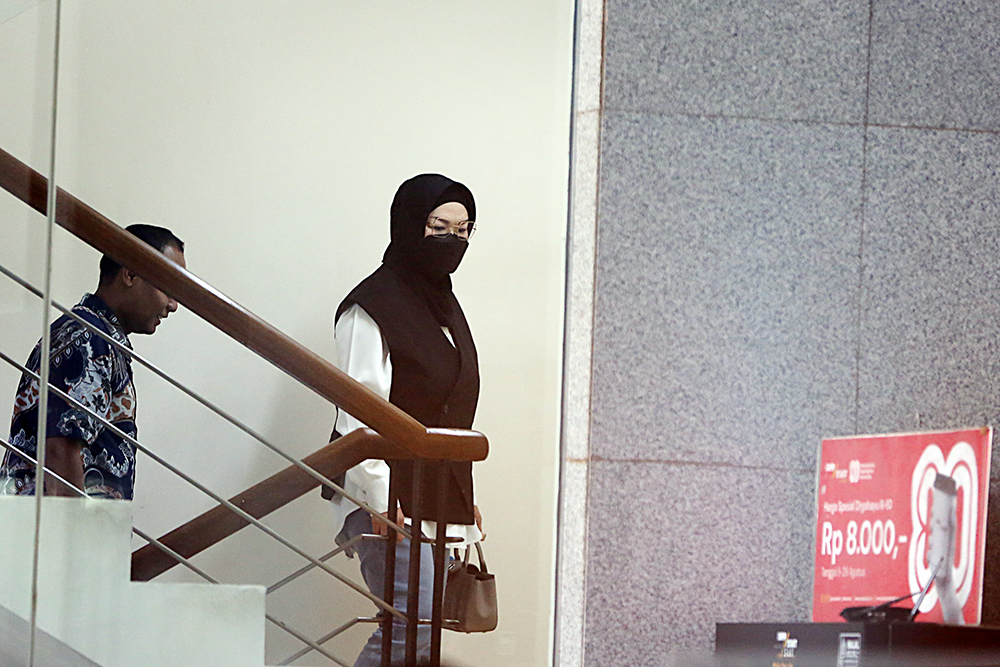 Bupati Sukoharjo Etik Suryani (kiri) tiba di gedung KPK usai terjaring operasi tangkap tangan (OTT). (BeritaNasional/Elvis Sendouw)