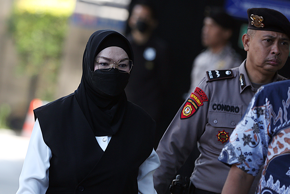 Bupati Sukoharjo Etik Suryani (kiri) tiba di gedung KPK usai terjaring operasi tangkap tangan (OTT). (BeritaNasional/Elvis Sendouw)