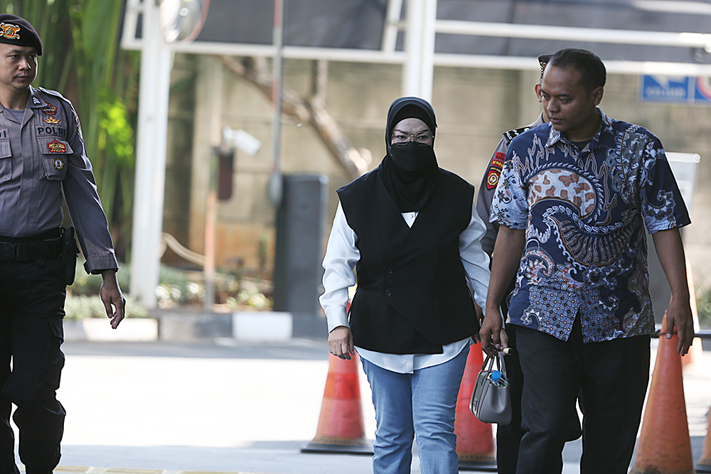 Bupati Sukoharjo Etik Suryani (kiri) tiba di gedung KPK usai terjaring operasi tangkap tangan (OTT). (BeritaNasional/Elvis Sendouw)