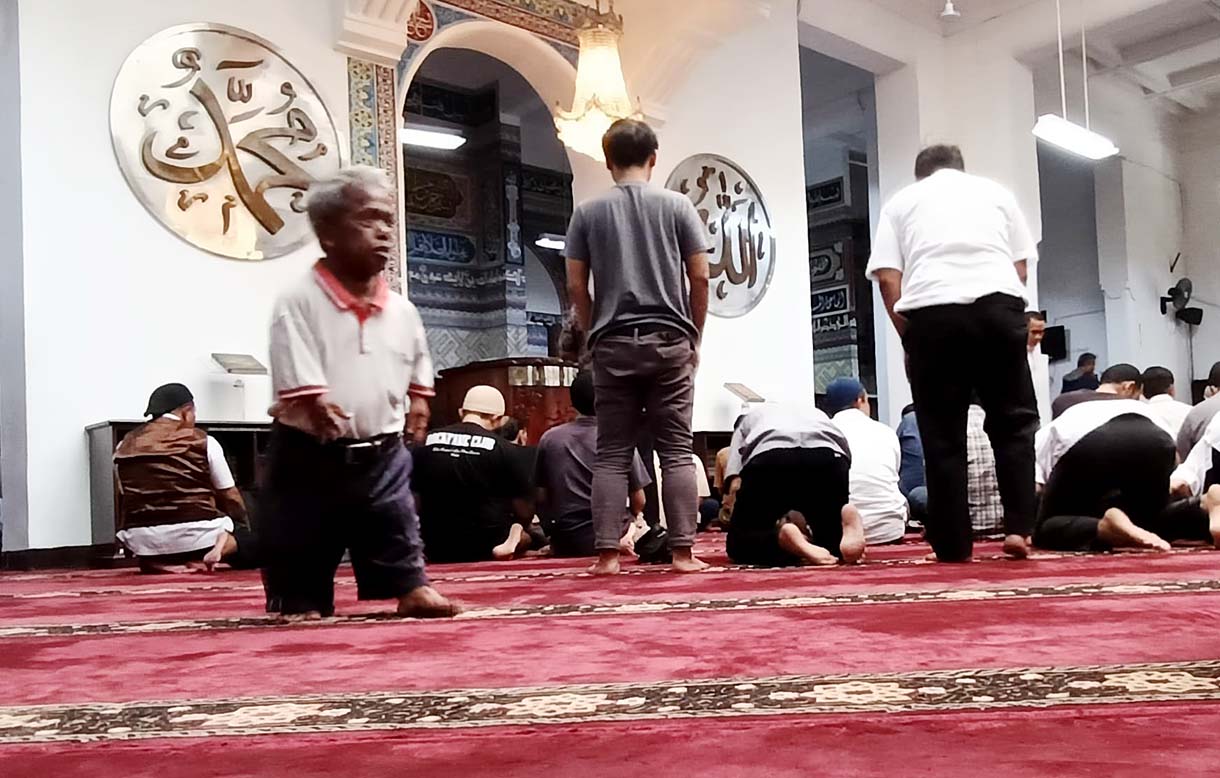 Sejumlah umat Islam mendengarkan ceramah usai shalat dzuhur berjamaah di Masjid Cut Meutia, Menteng, Jakarta, Selasa (11/3/2025).  (Beritanasional.com/Oke Atmaja)