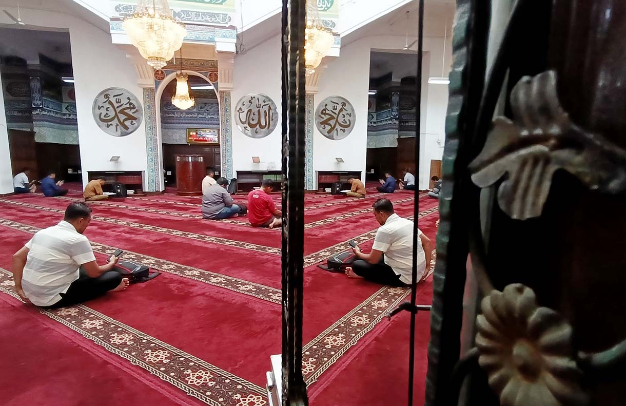 Sejumlah umat Islam mendengarkan ceramah usai shalat dzuhur berjamaah di Masjid Cut Meutia, Menteng, Jakarta, Selasa (11/3/2025).  (Beritanasional.com/Oke Atmaja)