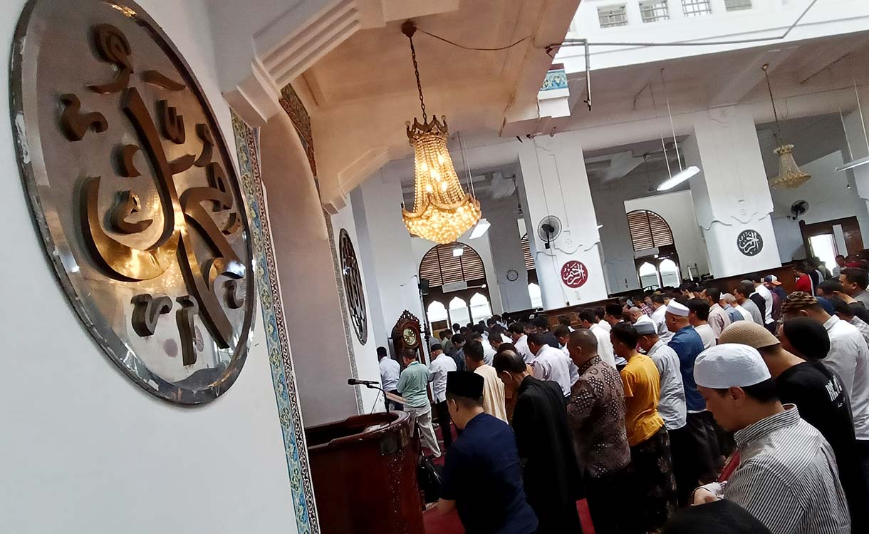 Sejumlah umat Islam mendengarkan ceramah usai shalat dzuhur berjamaah di Masjid Cut Meutia, Menteng, Jakarta, Selasa (11/3/2025).  (Beritanasional.com/Oke Atmaja)