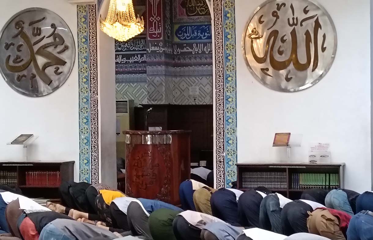 Sejumlah umat Islam mendengarkan ceramah usai shalat dzuhur berjamaah di Masjid Cut Meutia, Menteng, Jakarta, Selasa (11/3/2025).  (Beritanasional.com/Oke Atmaja)