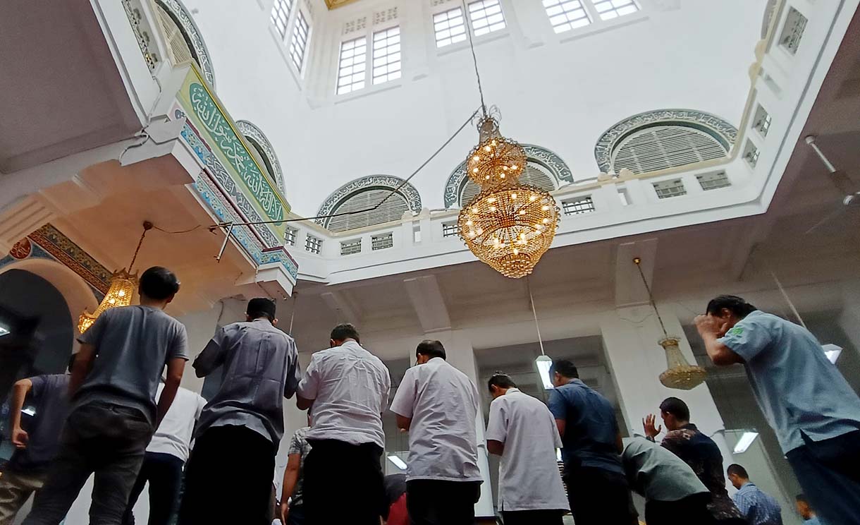 Sejumlah umat Islam mendengarkan ceramah usai shalat dzuhur berjamaah di Masjid Cut Meutia, Menteng, Jakarta, Selasa (11/3/2025).  (Beritanasional.com/Oke Atmaja)