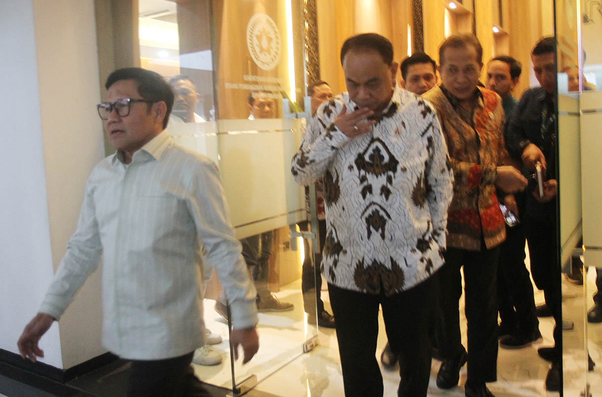 Menko Pemberdayaan Masyarakat Cak Imin bersama Menteri Koperasi Budi Arie Setiadi memberikan keterangan pers usai melakukan rapat bersama di Kemenko Pemberdayaan Masyarakat, Jakarta Pusat, Selasa (5/11/2024). (BeritaNasional.com/Oke Atmaja)