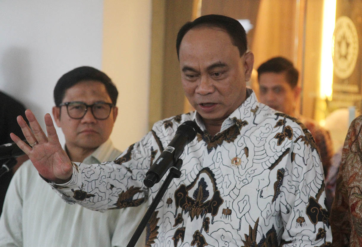 Menko Pemberdayaan Masyarakat Cak Imin bersama Menteri Koperasi Budi Arie Setiadi memberikan keterangan pers usai melakukan rapat bersama di Kemenko Pemberdayaan Masyarakat, Jakarta Pusat, Selasa (5/11/2024). (BeritaNasional.com/Oke Atmaja)