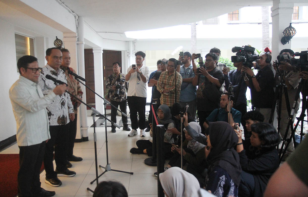 Menko Pemberdayaan Masyarakat Cak Imin bersama Menteri Koperasi Budi Arie Setiadi memberikan keterangan pers usai melakukan rapat bersama di Kemenko Pemberdayaan Masyarakat, Jakarta Pusat, Selasa (5/11/2024). (BeritaNasional.com/Oke Atmaja)