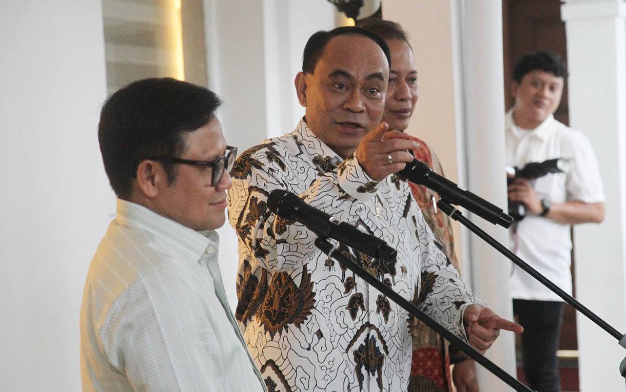 Menko Pemberdayaan Masyarakat Cak Imin bersama Menteri Koperasi Budi Arie Setiadi memberikan keterangan pers usai melakukan rapat bersama di Kemenko Pemberdayaan Masyarakat, Jakarta Pusat, Selasa (5/11/2024). (BeritaNasional.com/Oke Atmaja)