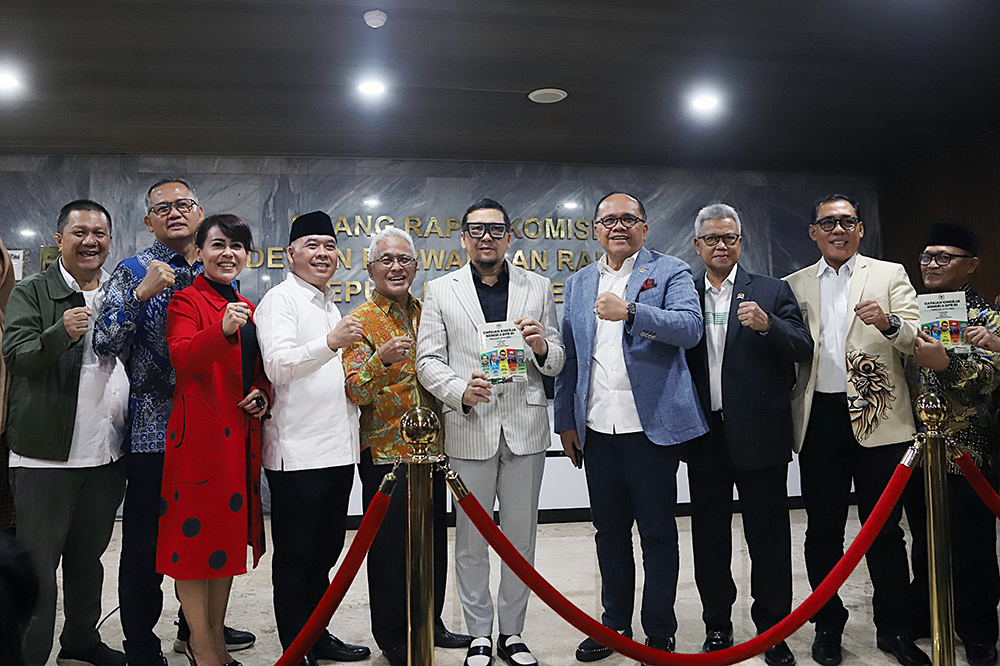 Komisi II DPR, menyampaikan keterangan kepada wartawan terkait capaian komisi II periode akhir 2019-2024. (BeritaNasional/Elvis Sendouw)