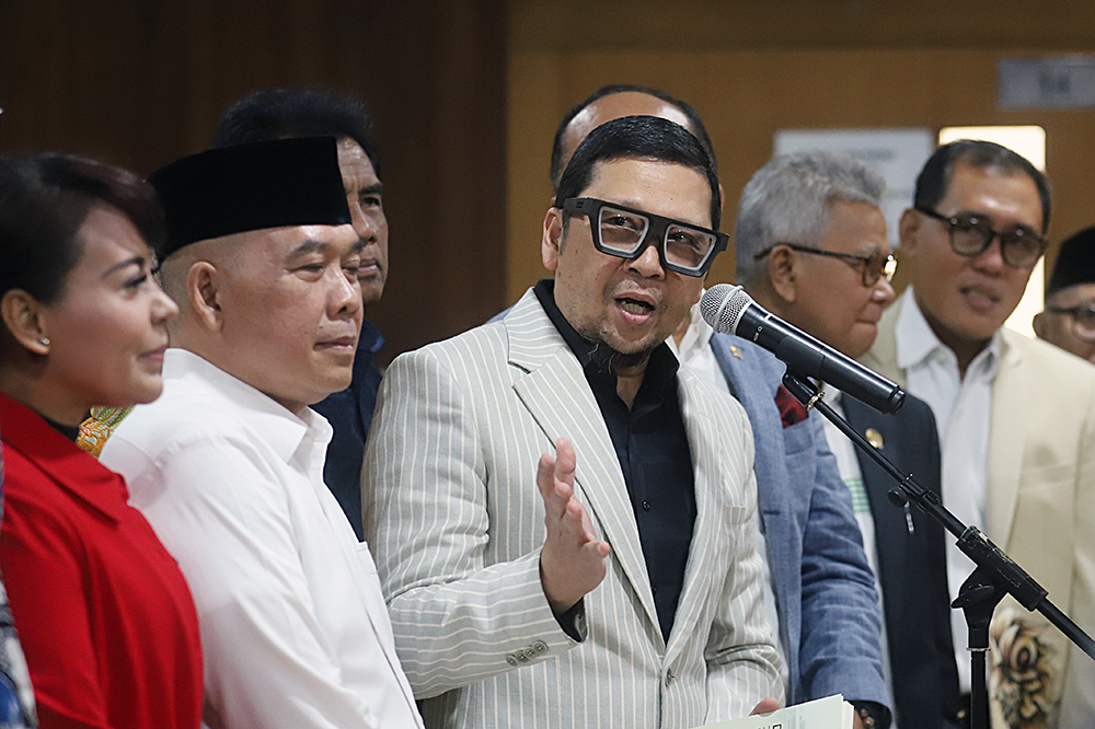 Komisi II DPR, menyampaikan keterangan kepada wartawan terkait capaian komisi II periode akhir 2019-2024. (BeritaNasional/Elvis Sendouw)