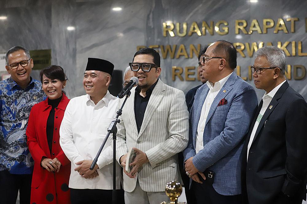 Komisi II DPR, menyampaikan keterangan kepada wartawan terkait capaian komisi II periode akhir 2019-2024. (BeritaNasional/Elvis Sendouw)