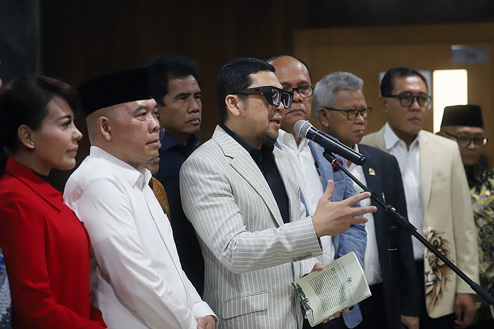 Komisi II DPR, menyampaikan keterangan kepada wartawan terkait capaian komisi II periode akhir 2019-2024. (BeritaNasional/Elvis Sendouw)