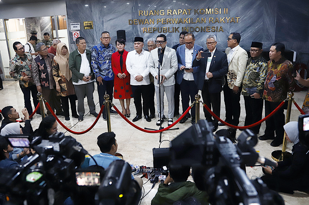 Komisi II DPR, menyampaikan keterangan kepada wartawan terkait capaian komisi II periode akhir 2019-2024. (BeritaNasional/Elvis Sendouw)