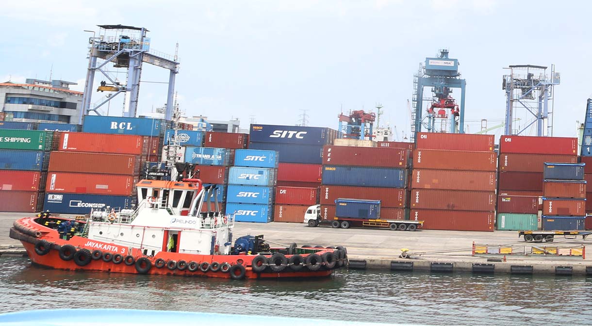 Pekerja berdiri di peti kemas di Pelabuhan Tanjung Priok, Jakara,Jumat(3/10/2025).  (Beritanasional.com/Oke Atmaja)