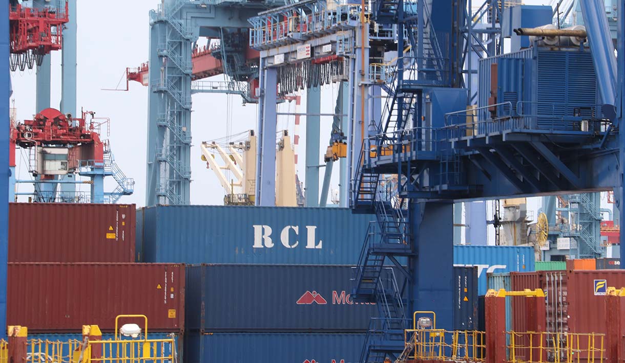 Pekerja berdiri di peti kemas di Pelabuhan Tanjung Priok, Jakara,Jumat(3/10/2025).  (Beritanasional.com/Oke Atmaja)