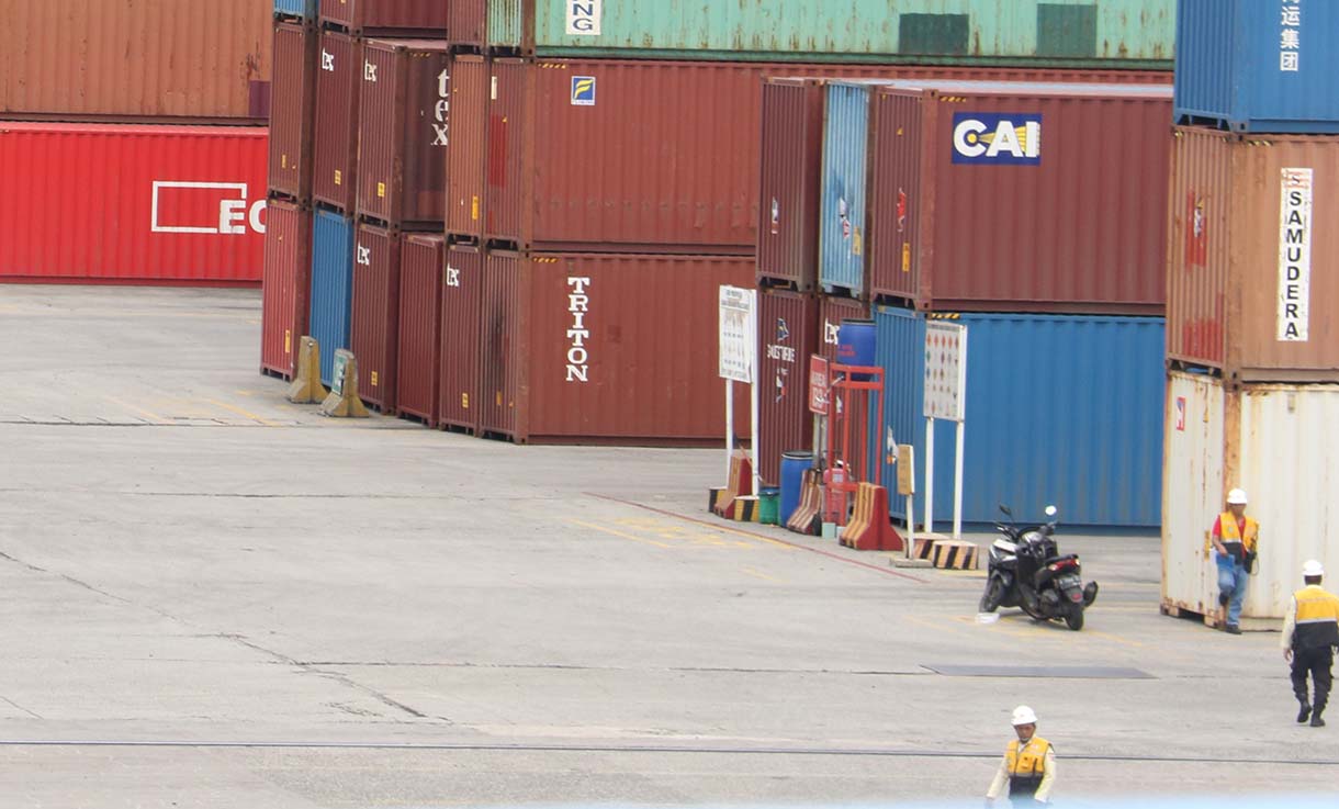 Pekerja berdiri di peti kemas di Pelabuhan Tanjung Priok, Jakara,Jumat(3/10/2025).  (Beritanasional.com/Oke Atmaja)