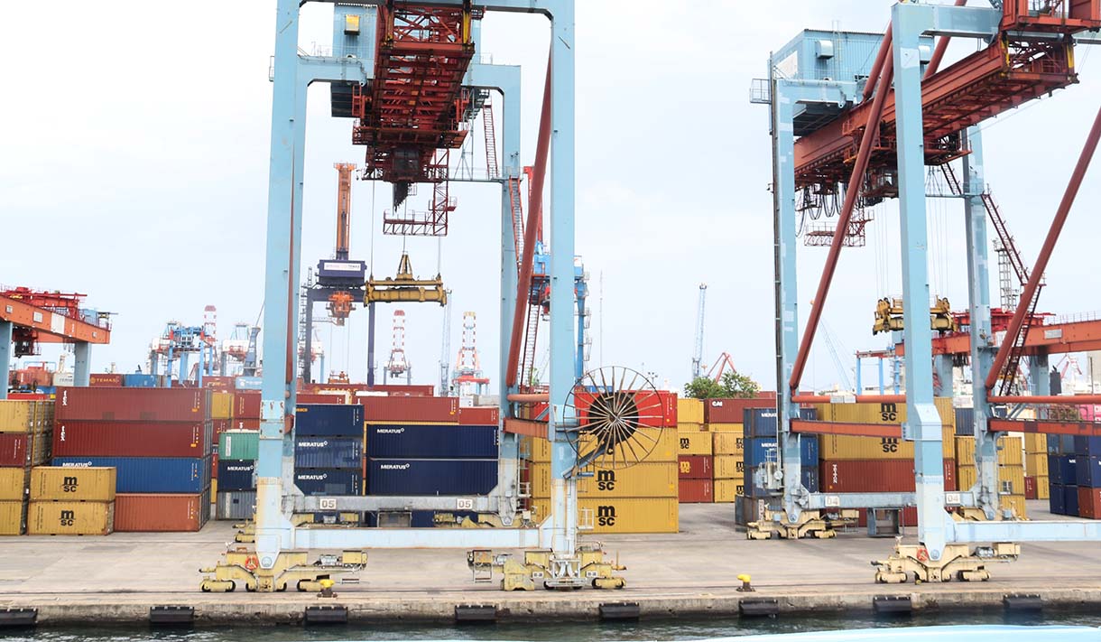 Pekerja berdiri di peti kemas di Pelabuhan Tanjung Priok, Jakara,Jumat(3/10/2025).  (Beritanasional.com/Oke Atmaja)