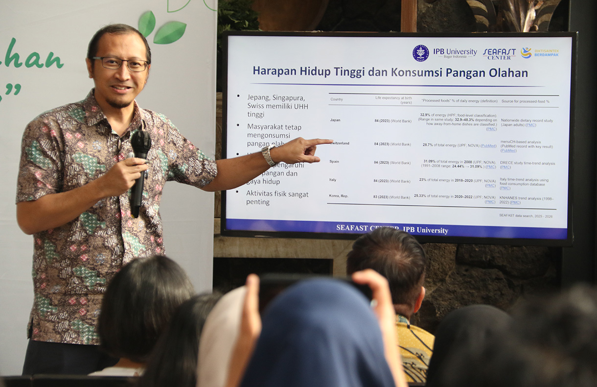 (dari kiri ke kanan) Direktur Pencegahan dan Pengendalian Penyakit Tidak Menular Kemenkes, Siti Nadia Tarmizi dan Head of Strategic Marketing, Nutrifood, Susana  dan Direktur of Southeast Asian Food and Agricultural Science and Technology (SEAFAST) Center IPB, Puspo Edi Giriwono  dalam media brifieng jelang hari Obesitas Sedunia di Jakarta, Selasa (3/3/2026).(Beritanasional.com/Oke Atmaja)