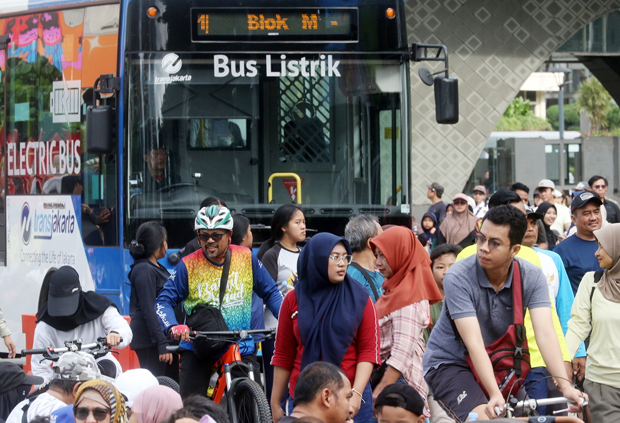Warga berolahraga saat Hari Bebas Kendaraan Bermotor (HBKB) di Jalan Jenderal Sudirman, Jakarta, Minggu (4/1/2026). (Beritanasional.com/Oke Atmaja)